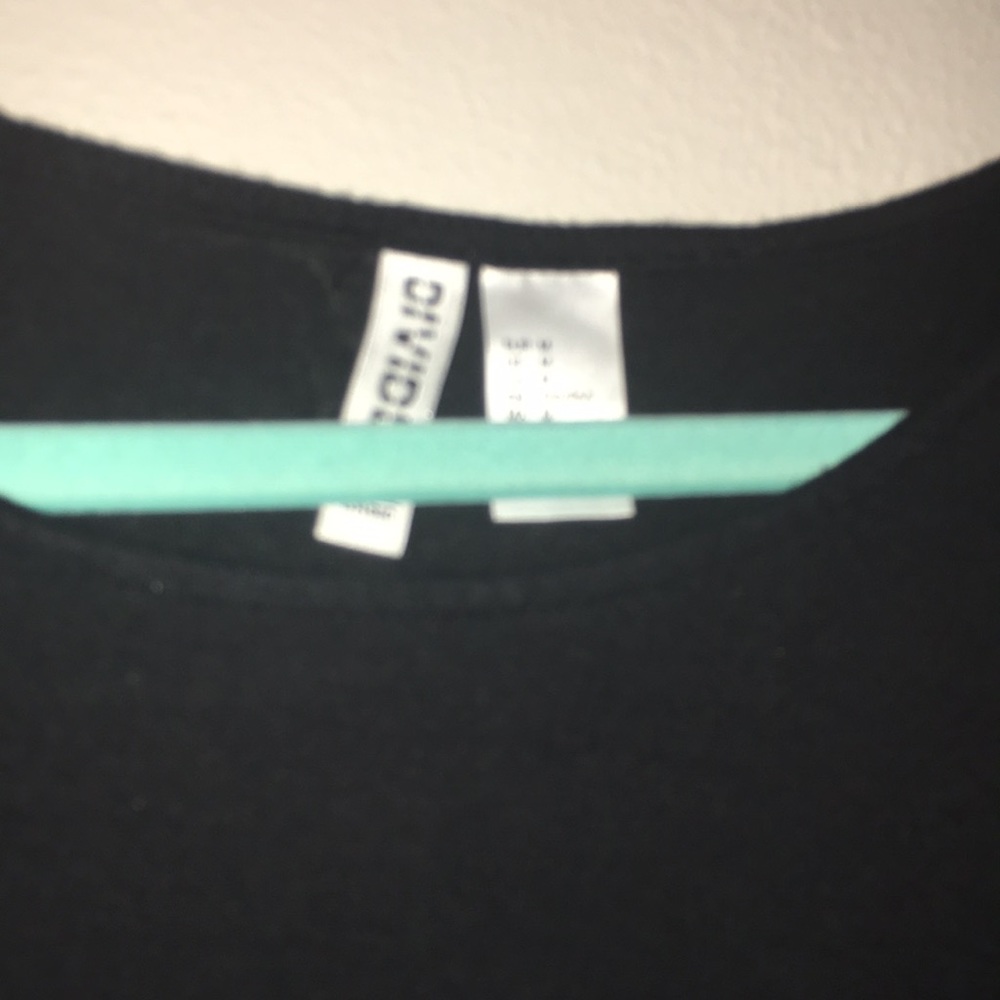 Simple black tee - Picture 3 of 3